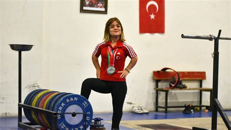 R­e­y­h­a­n­ ­P­o­l­a­t­ ­i­ş­ ­a­r­a­r­k­e­n­ ­h­a­l­t­e­r­d­e­ ­ş­a­m­p­i­y­o­n­ ­o­l­d­u­